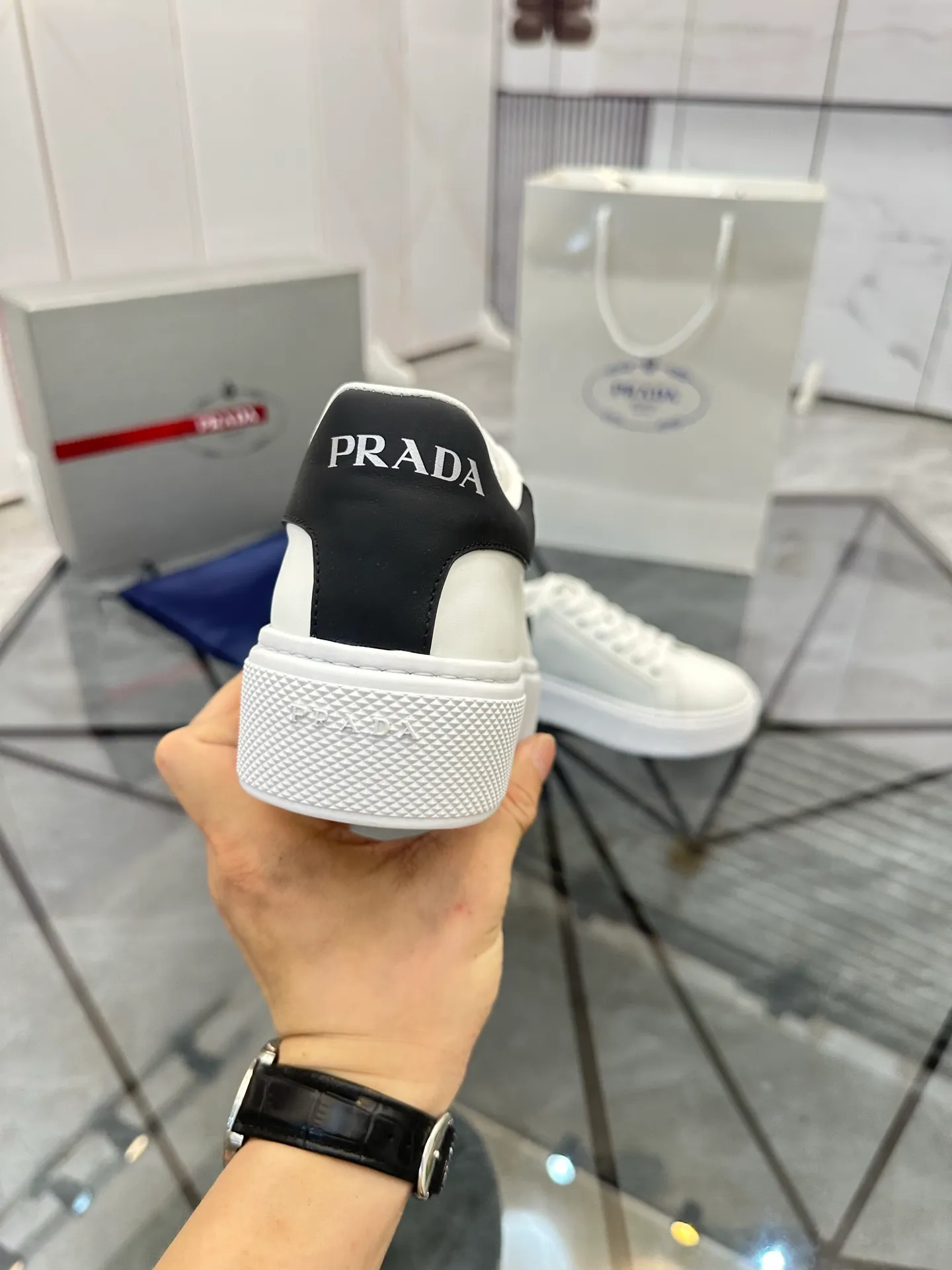 Men's shoes for sale 💰: 💰P520¥ High-end top quality Product trademark: Prada *"Prada*" low-top casual shoes Regular size: 35-45 (can be customized to 46) Couple style Product materials: imported first-layer cowhide leather upper, water-dyed sheep lining, original ultra-light foam outsole. No.: H201